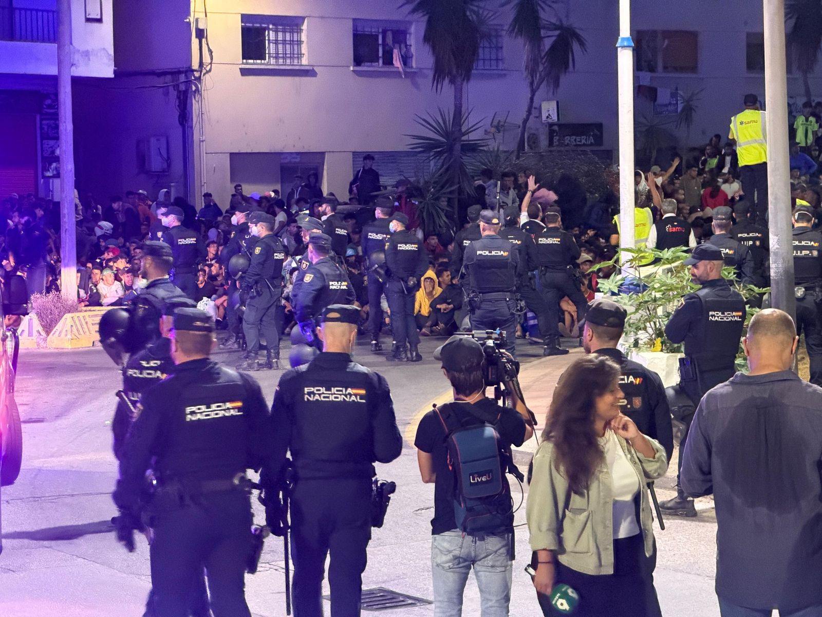 Tenso traslado  de más de  3.000 migrantes de las playas de Ceuta a un nuevo centro temporal