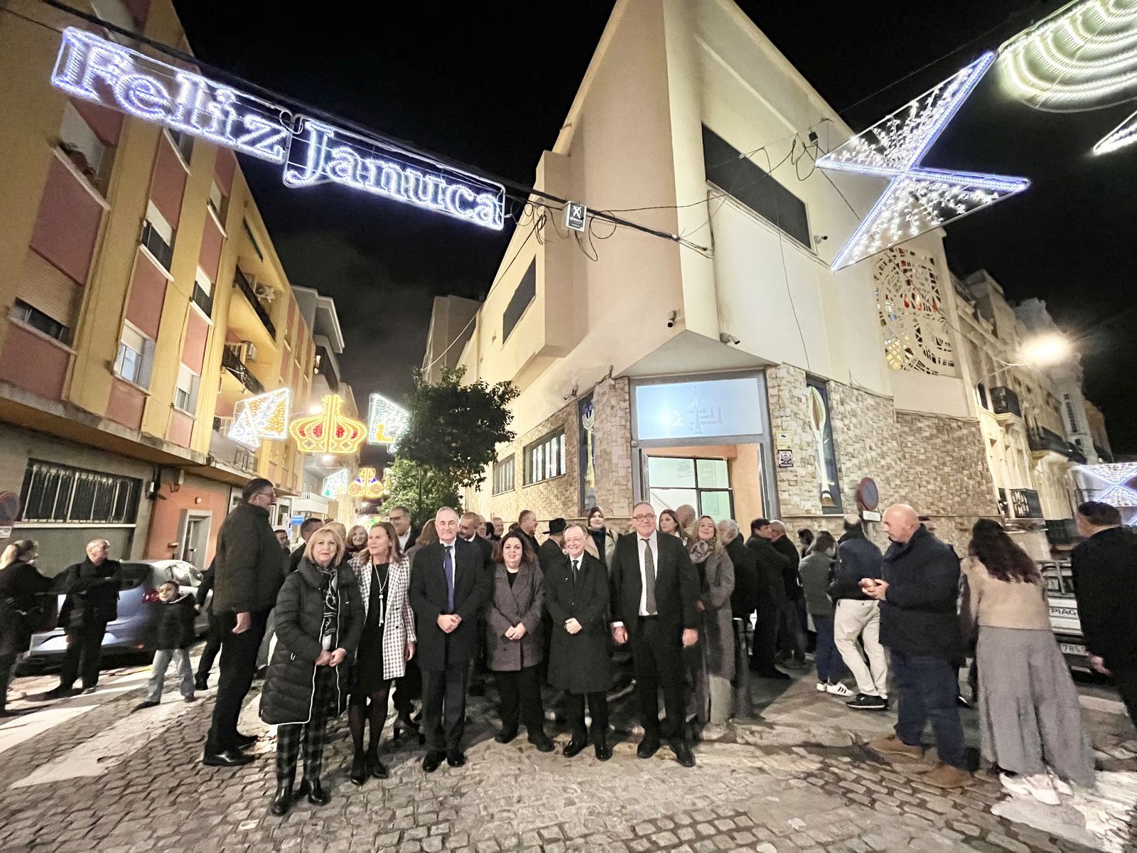 El alumbrado especial anuncia el inicio de la fiesta de las luces judía