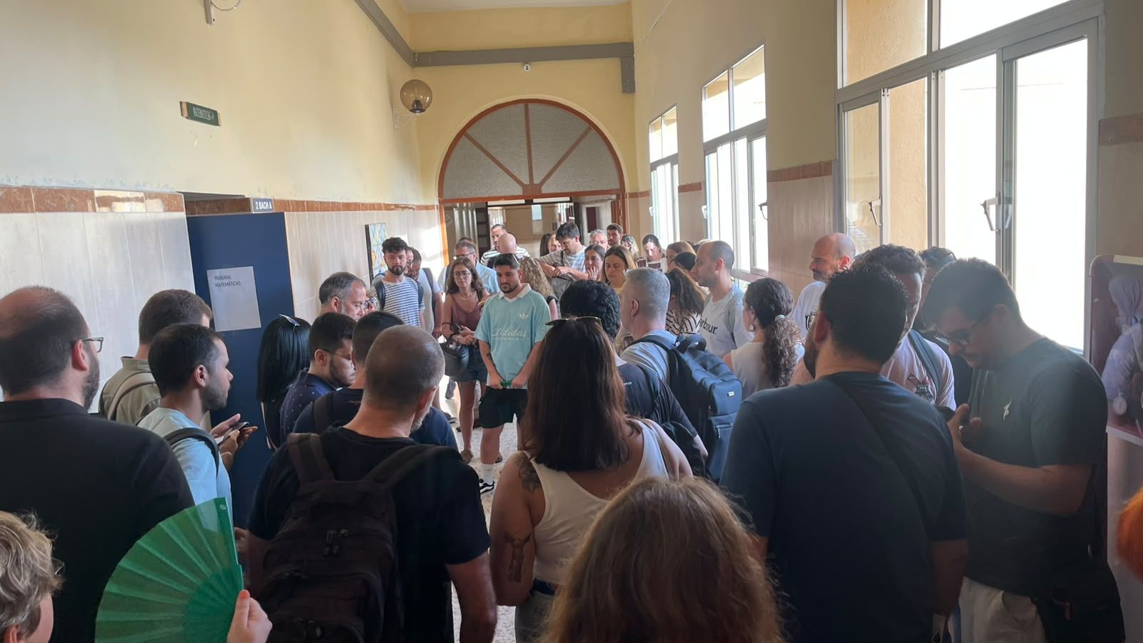 Aspirantes a las oposiciones de Secundaria esperan a las puertas de un aula del Siete Colinas