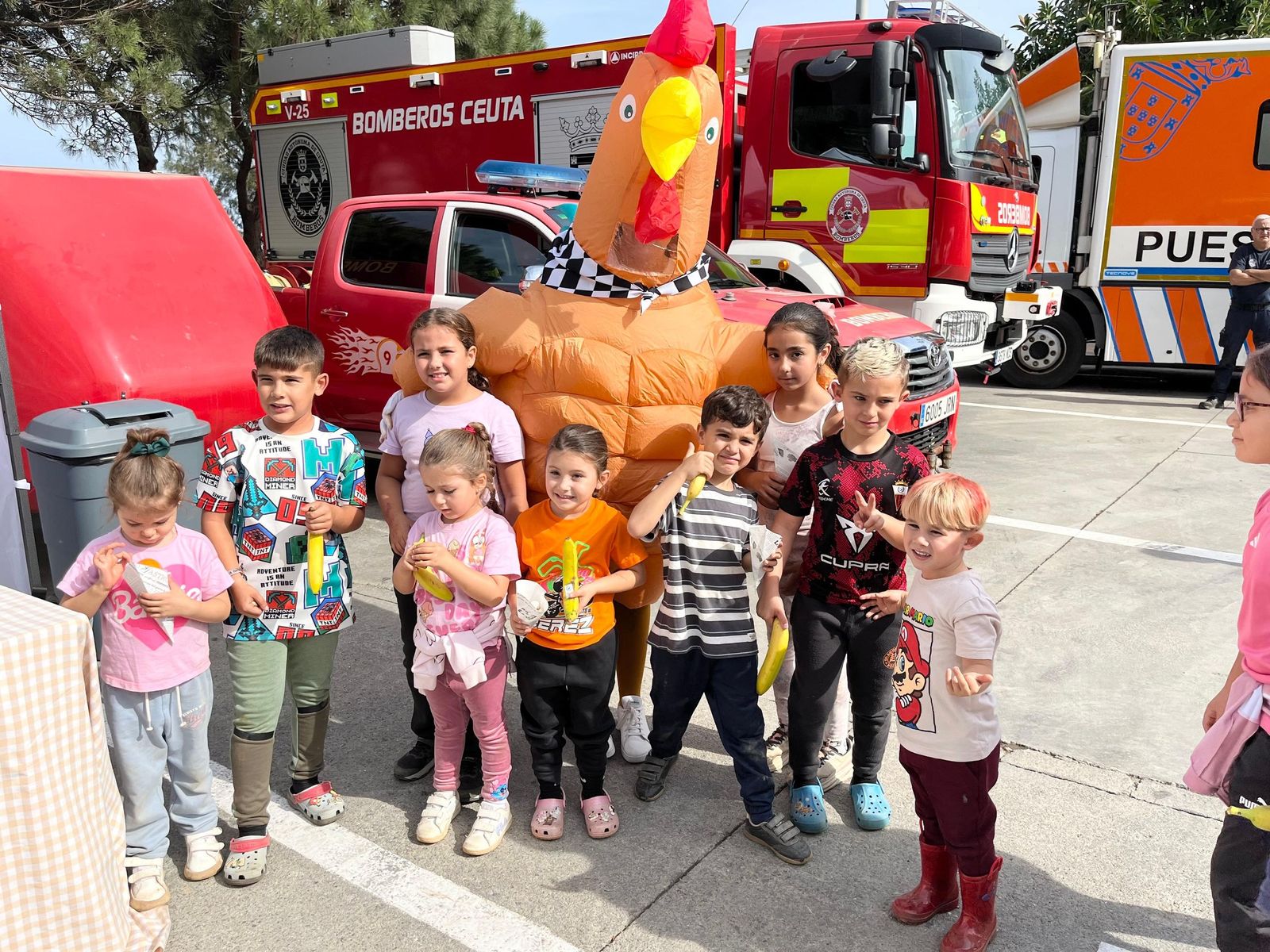 Una Mochila vivida con un ojo puesto en la preservación del entorno natural Una Mochila vivida con un ojo puesto en la preservación del entorno natural