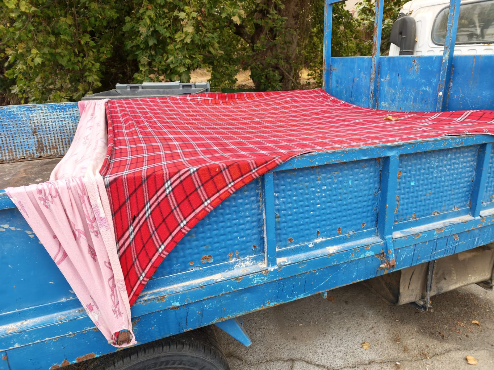 Los vecinos de Barriada Postigo, “agotados” de ver migrantes durmiendo en coches abandonados