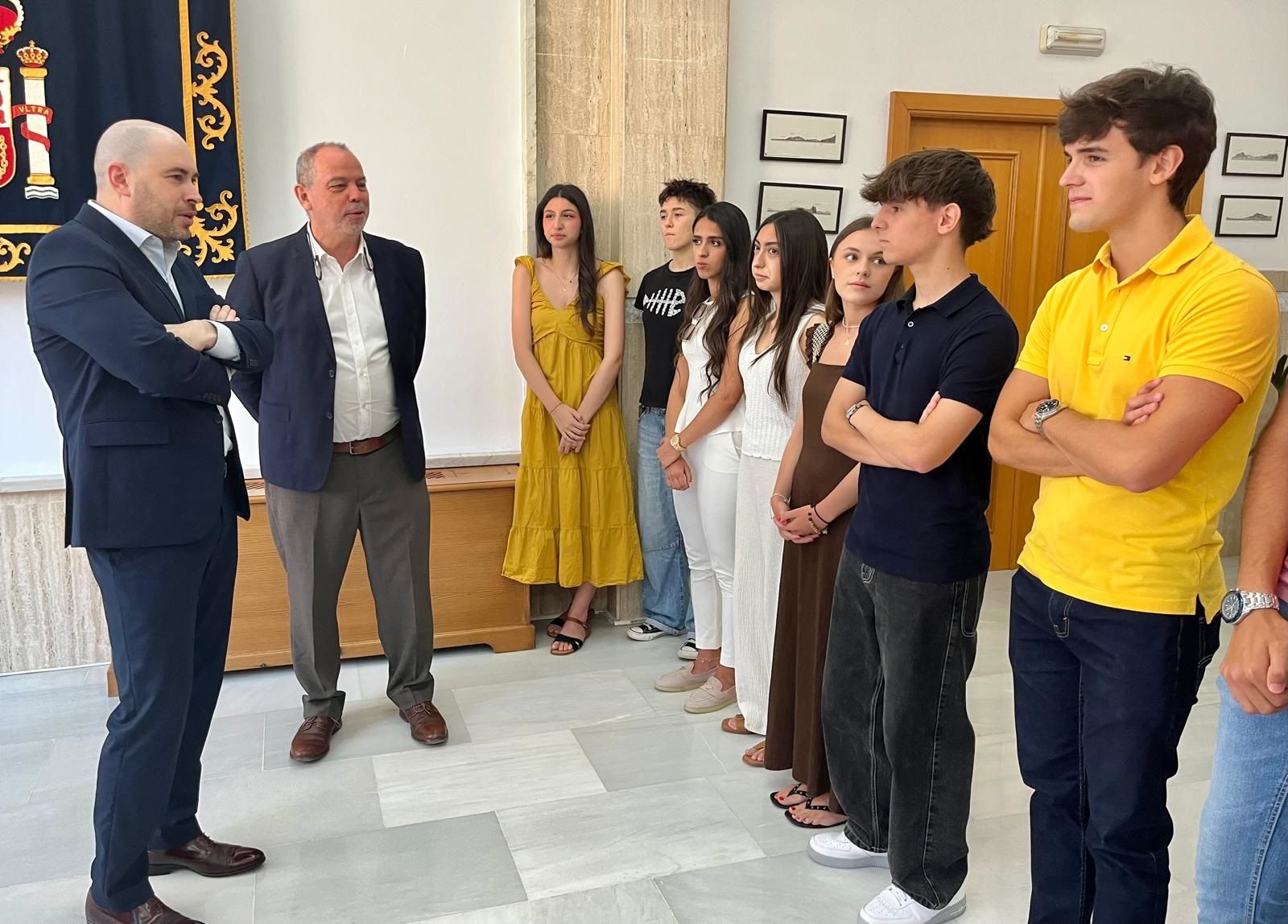 El delegado del Gobierno, Miguel Ángel Pérez Triano, departe con los jóvenes estudiantes