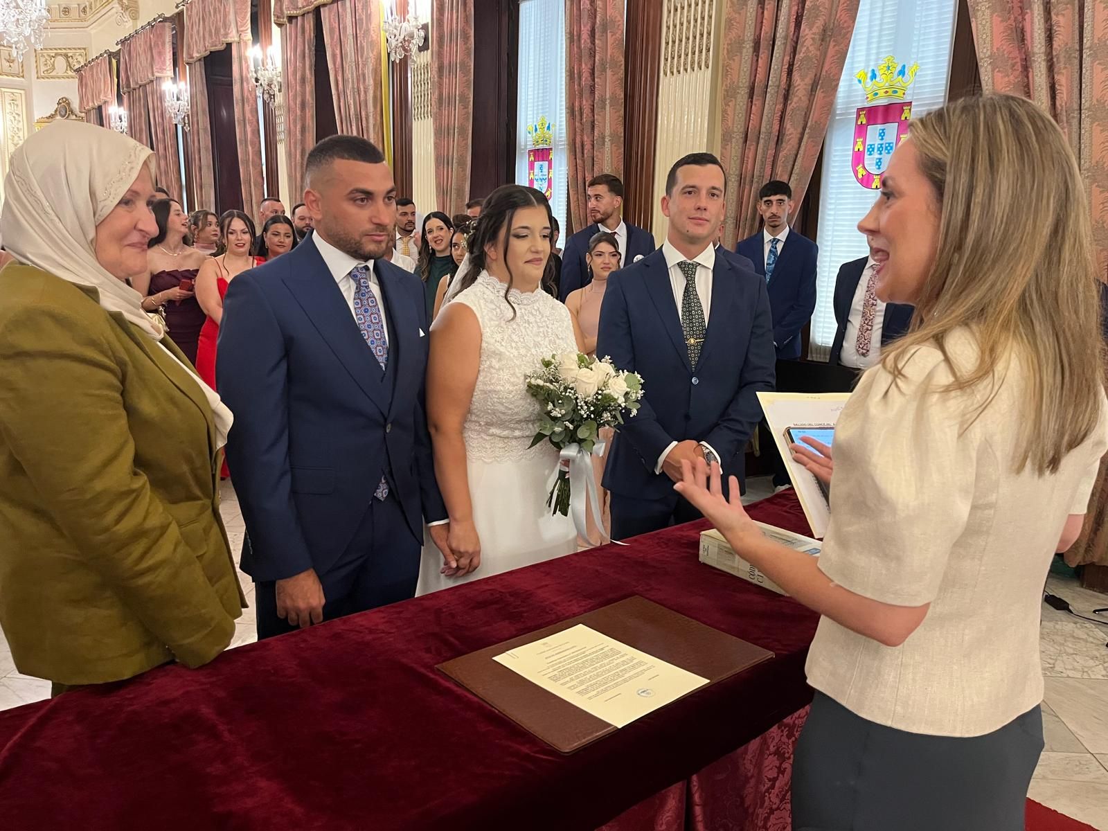 Omar y Claudia sellan su amor en el Salón del Trono