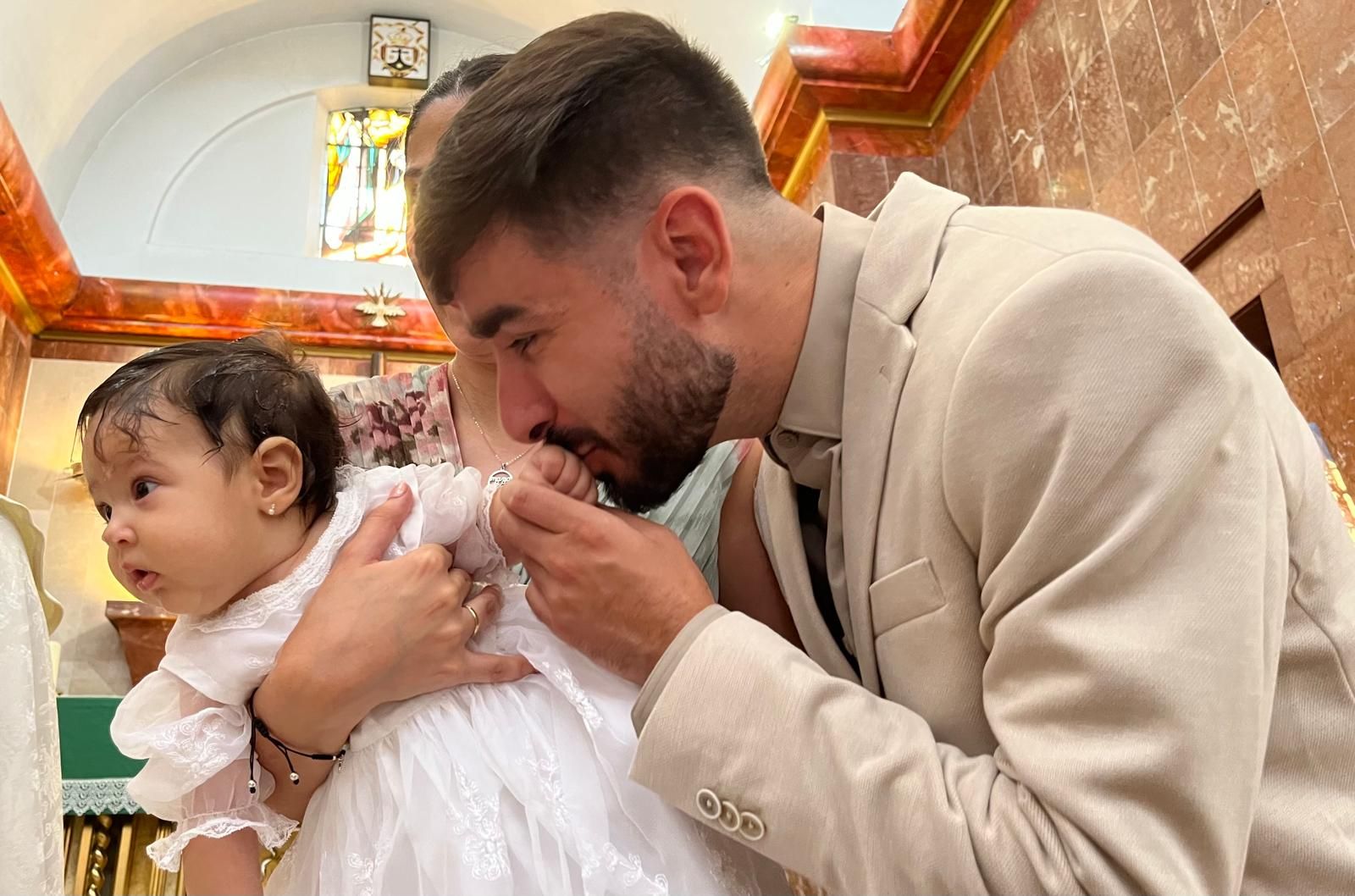 Gabriela recibe el Sacramento del Bautismo