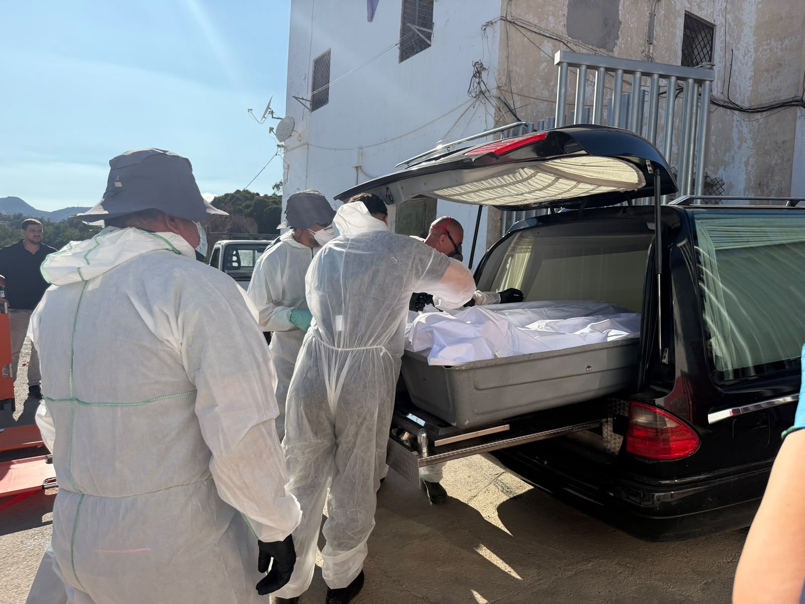 Comienzan a enterrar 18 cuerpos de los más de 80 acumulados en el Hospital Militar tras el 30-J