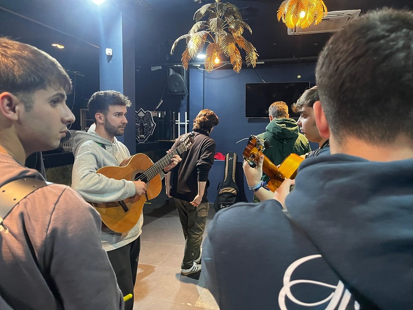 Luis Jiménez, con sudadera gris, a la gitarra / FOTO L.B.