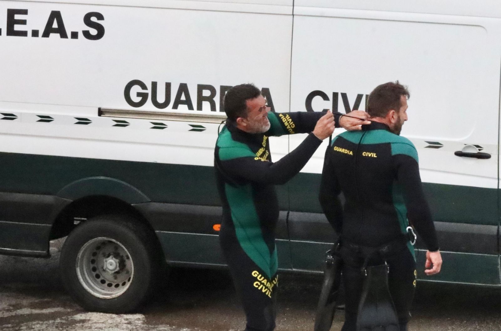 Dos agentes del Grupo Especial de Actividades Subacuáticas de la Guardia Civil desplazados esta mañana al lugar