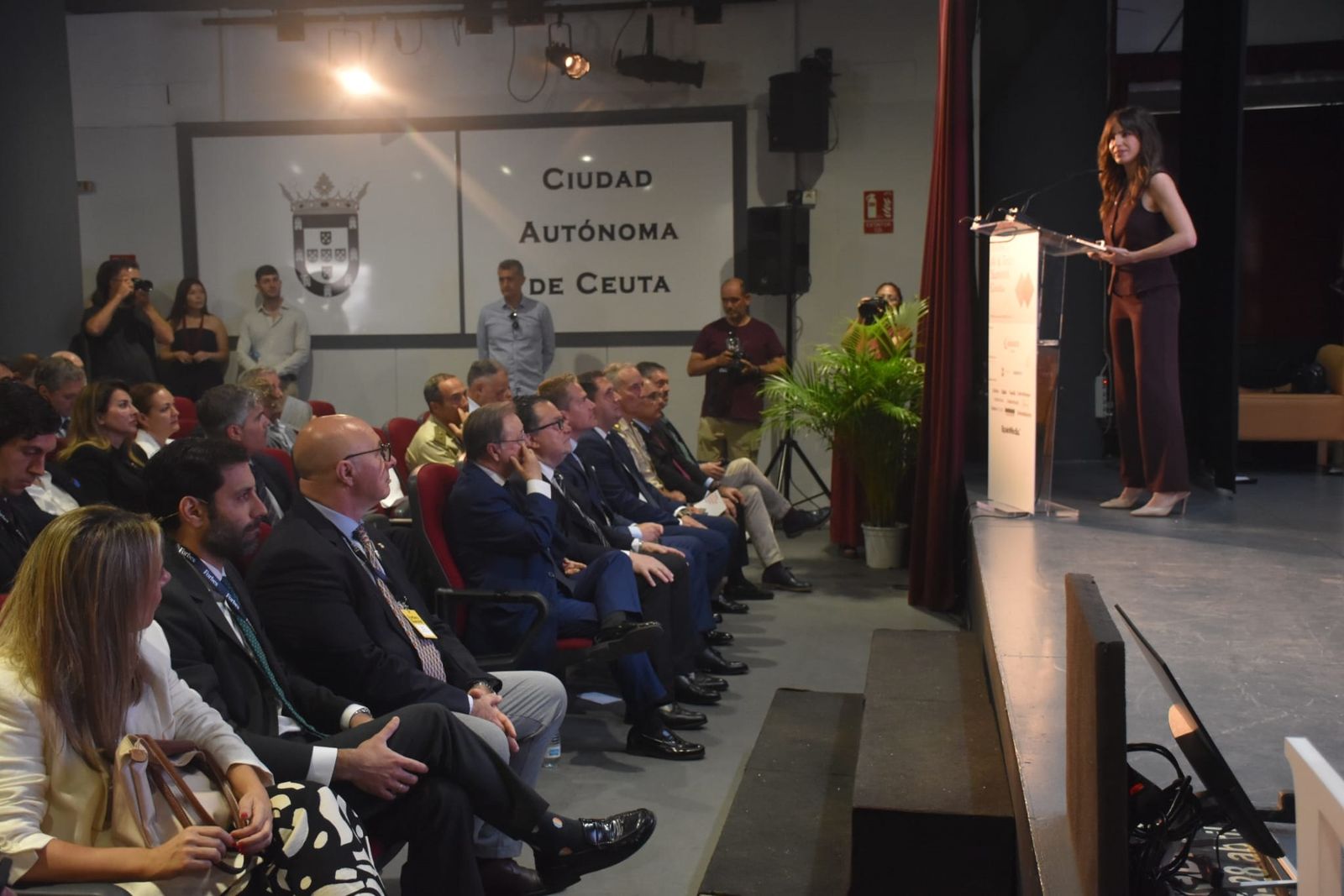 La periodista Carmen Corazzini se ha encargado de presentar los debates y ponencias