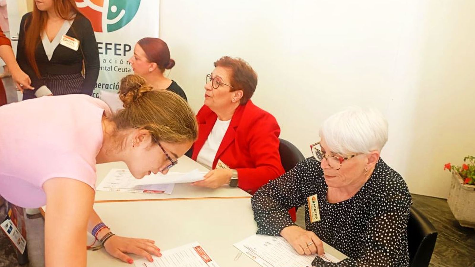 Varios asistentes, en el control de firmas