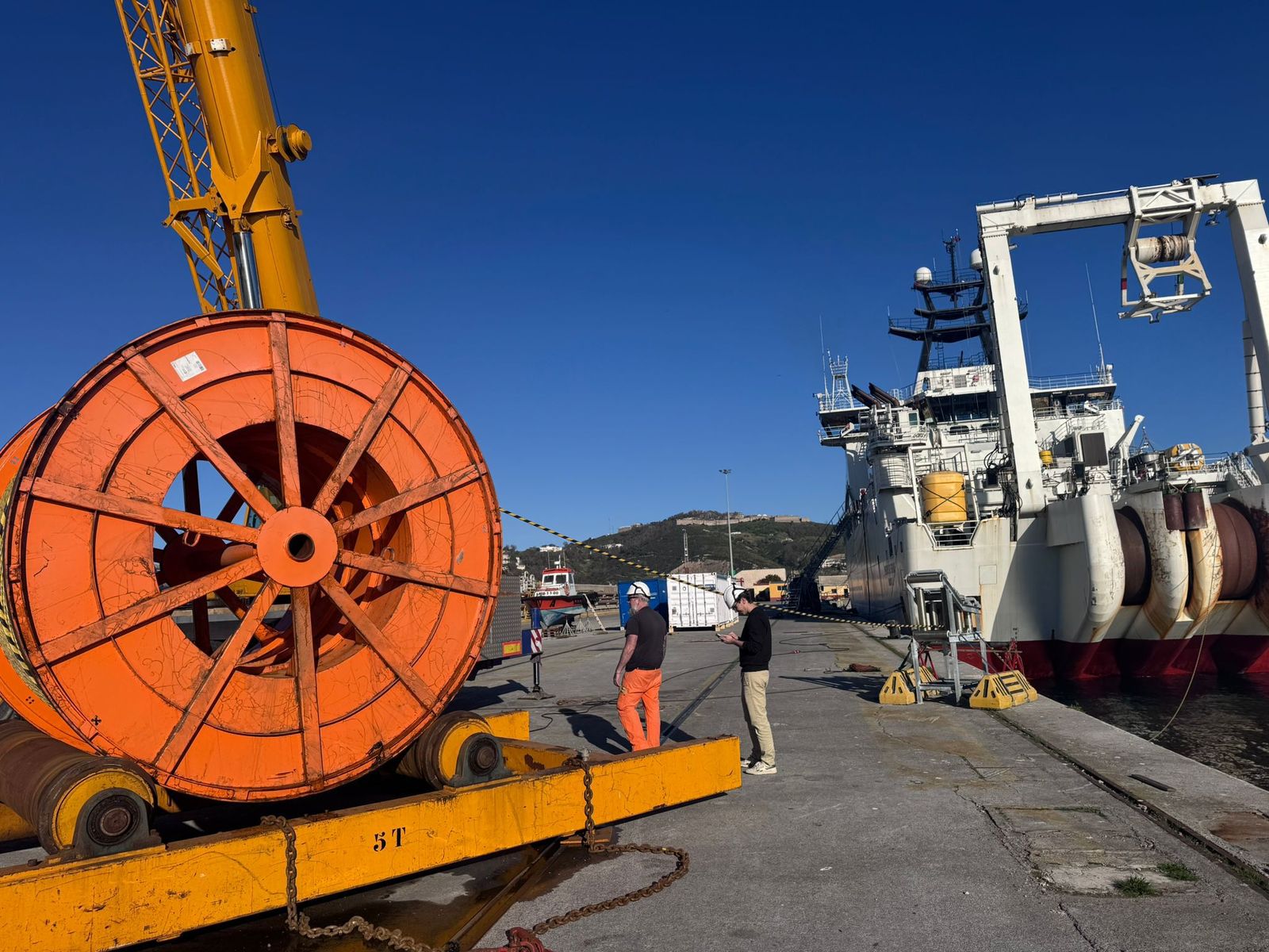 Operarios trabajando en el Puerto de Ceuta
