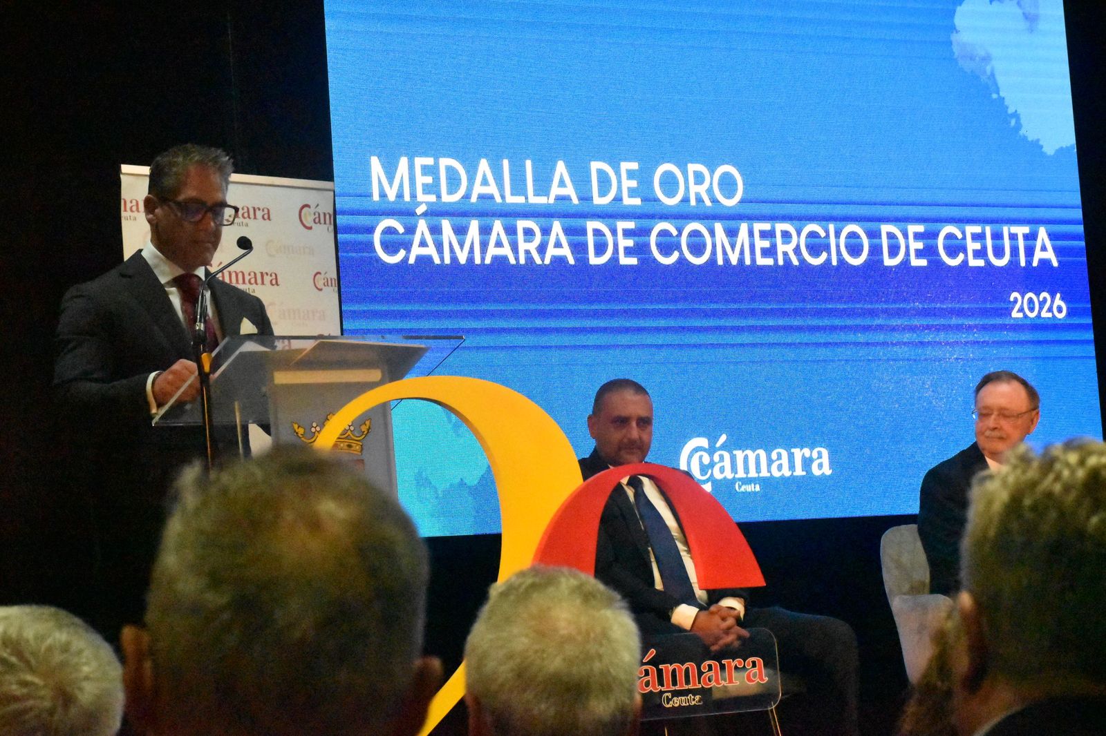Luhay Hamido recibe la Medalla de Oro de la Cámara por su compromiso con el deporte ceutí