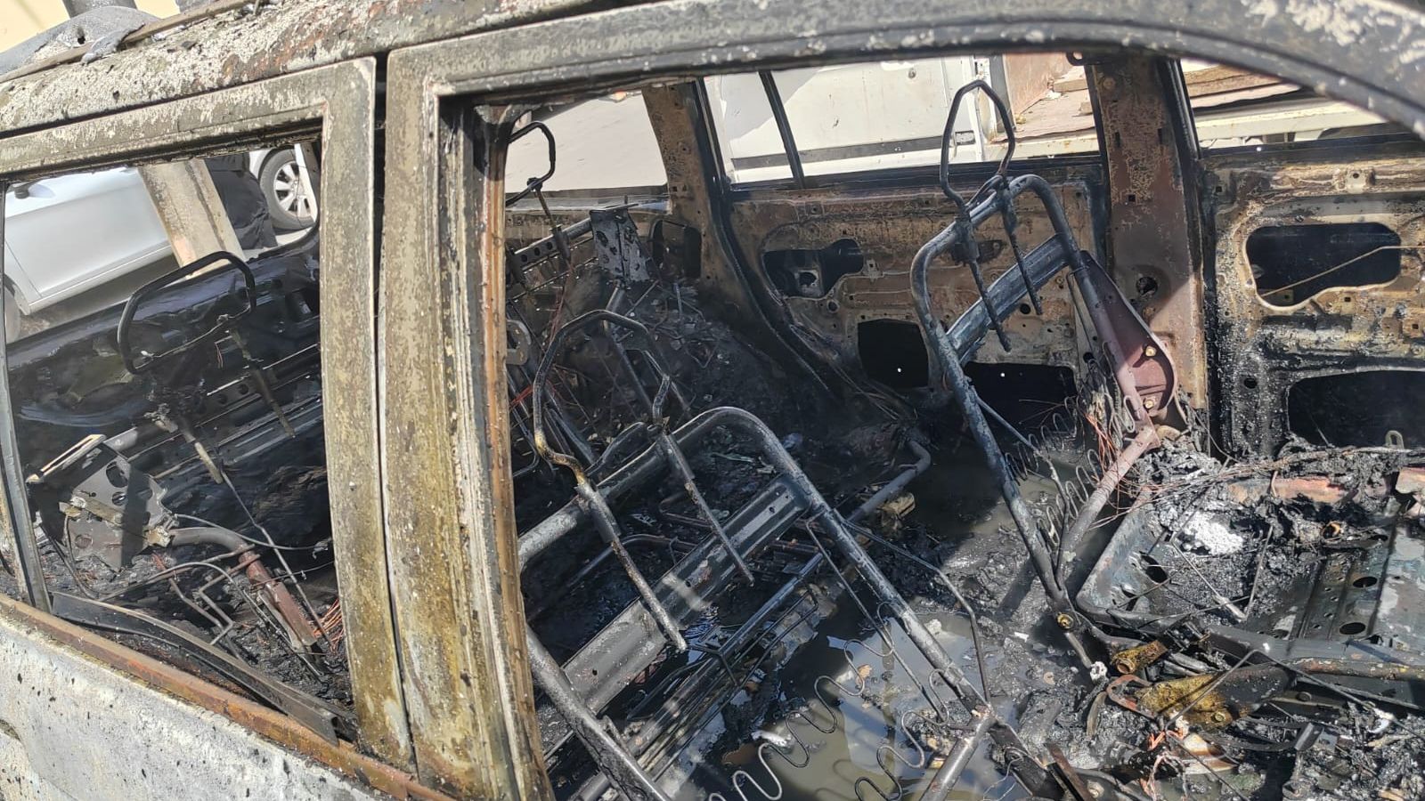 El SEIS interviene en el incendio de un vehículo junto al CEIP Reina Sofía