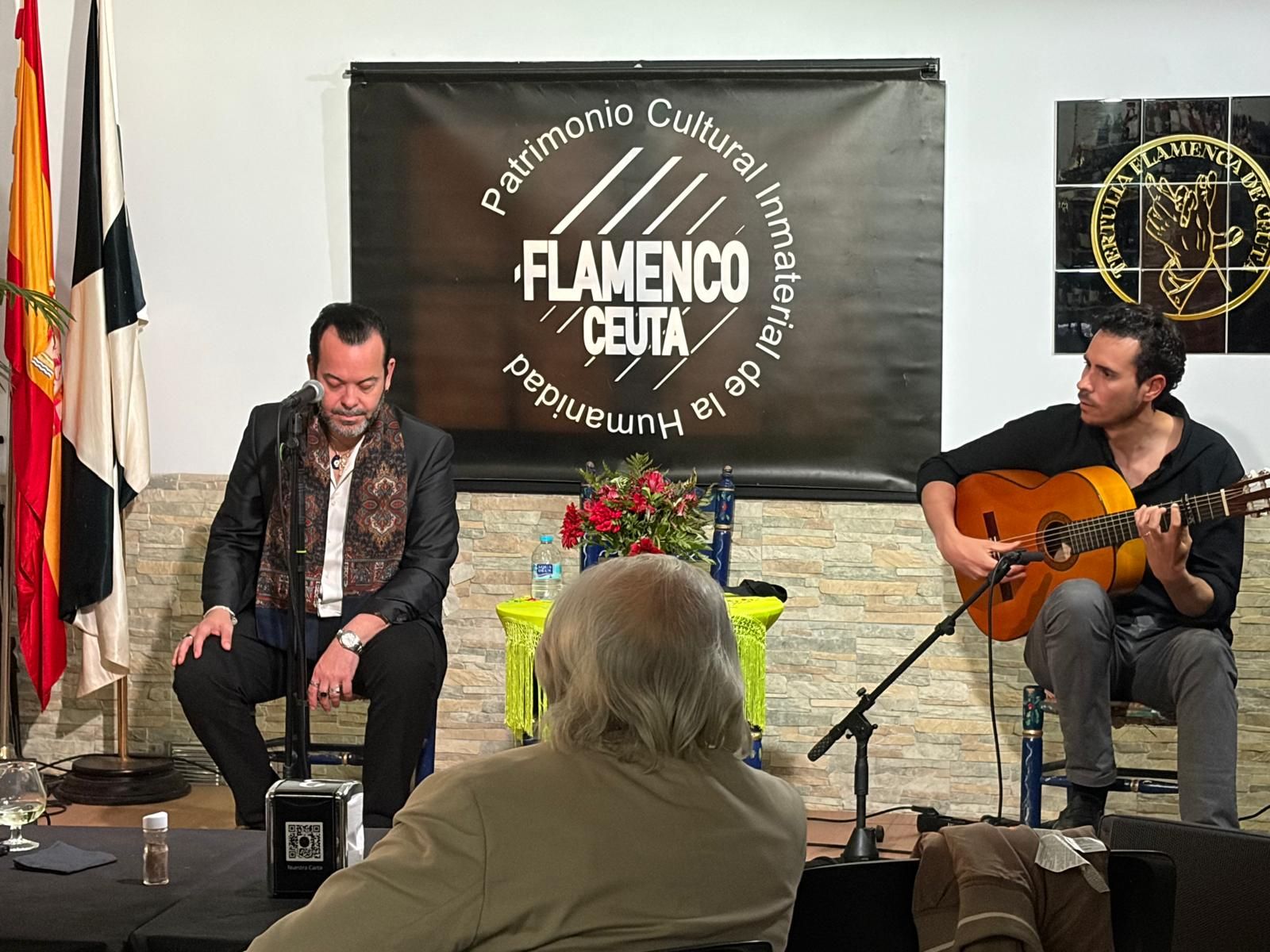 Jaime Candié cantando y Alfonso Calvo a la guitarra.