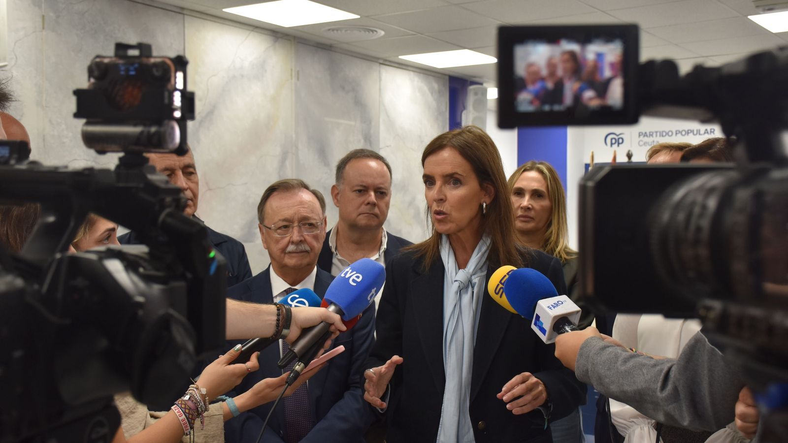 Carmen Fúnez junto a Juan Vivas tras la reunión mantenida con los agentes sociales del ámbito de la sanidad de Ceuta