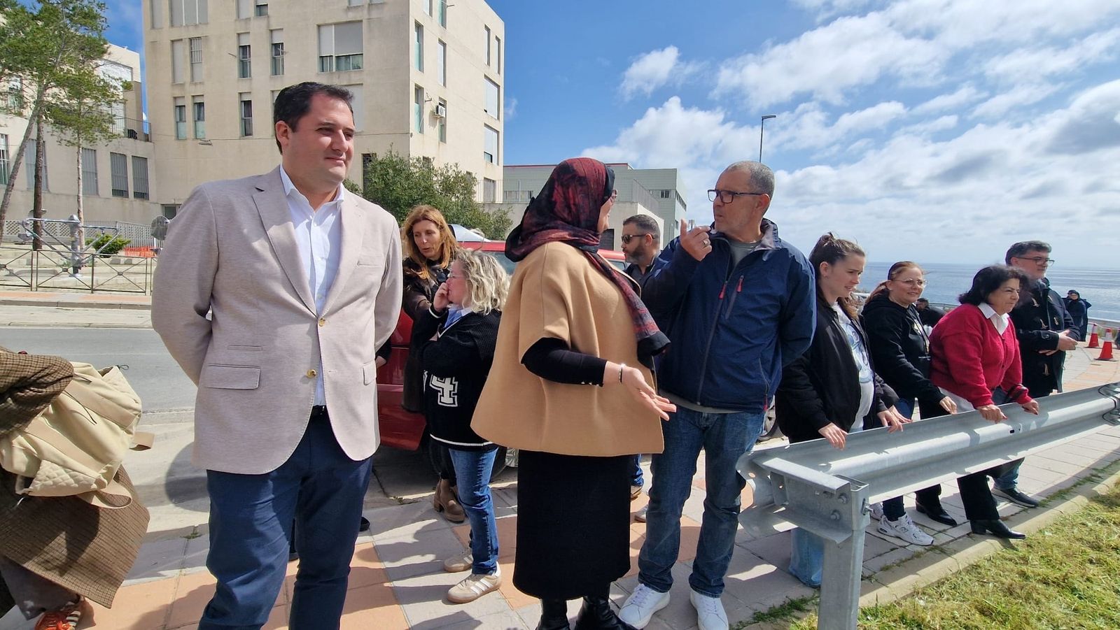 Alejandro Ramírez durante su visita al Huerto Urbano de Loma Colmenar