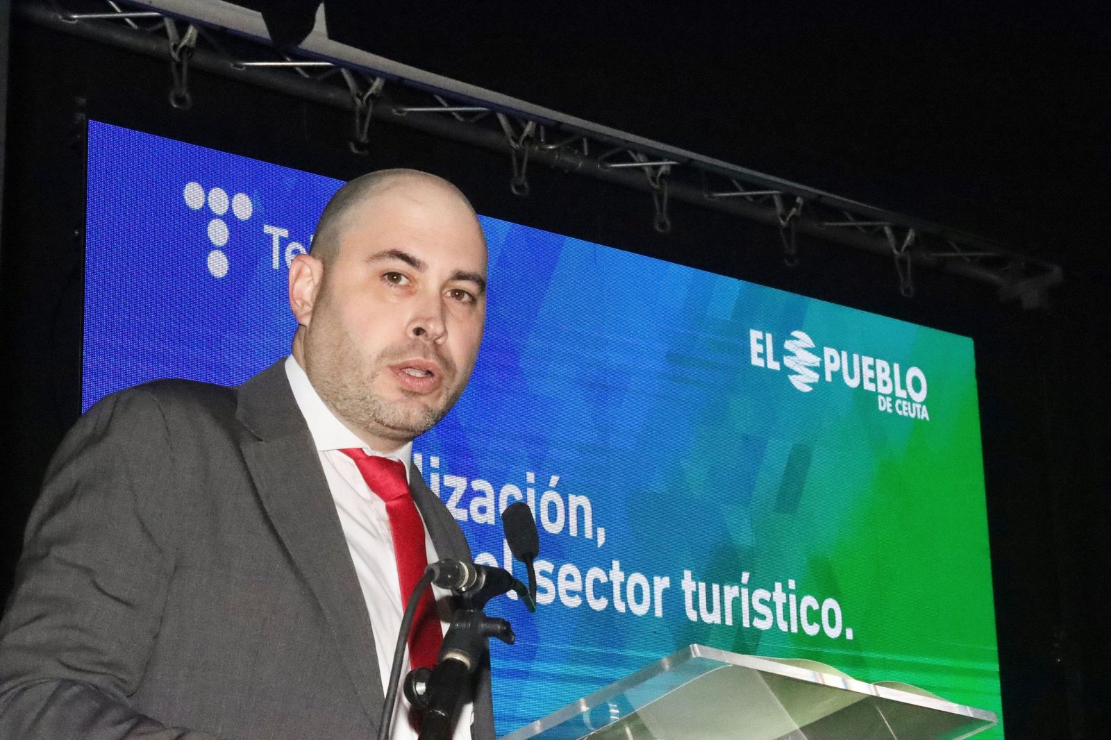El Pueblo invita a reflexionar sobre el futuro del turismo en Ceuta