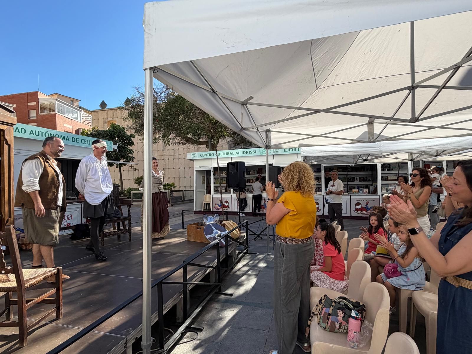 Niños y mayores aprenden y disfrutan de la penúltima jornada de Feria del Libro