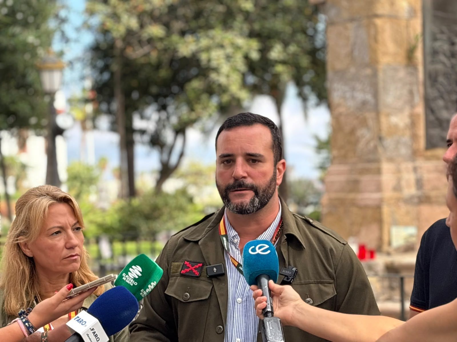 Jordi la Fuente, secretario general de SOlidaridad atiende a los medios en la plaza de África