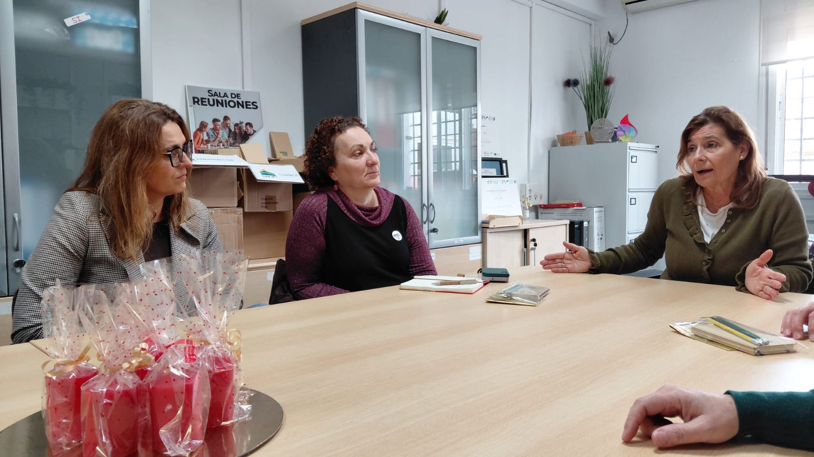 Esperabé, en el centro, junto a la secretaria general de CCOO Enseñanza en Ceuta, Lorena Díaz Merino