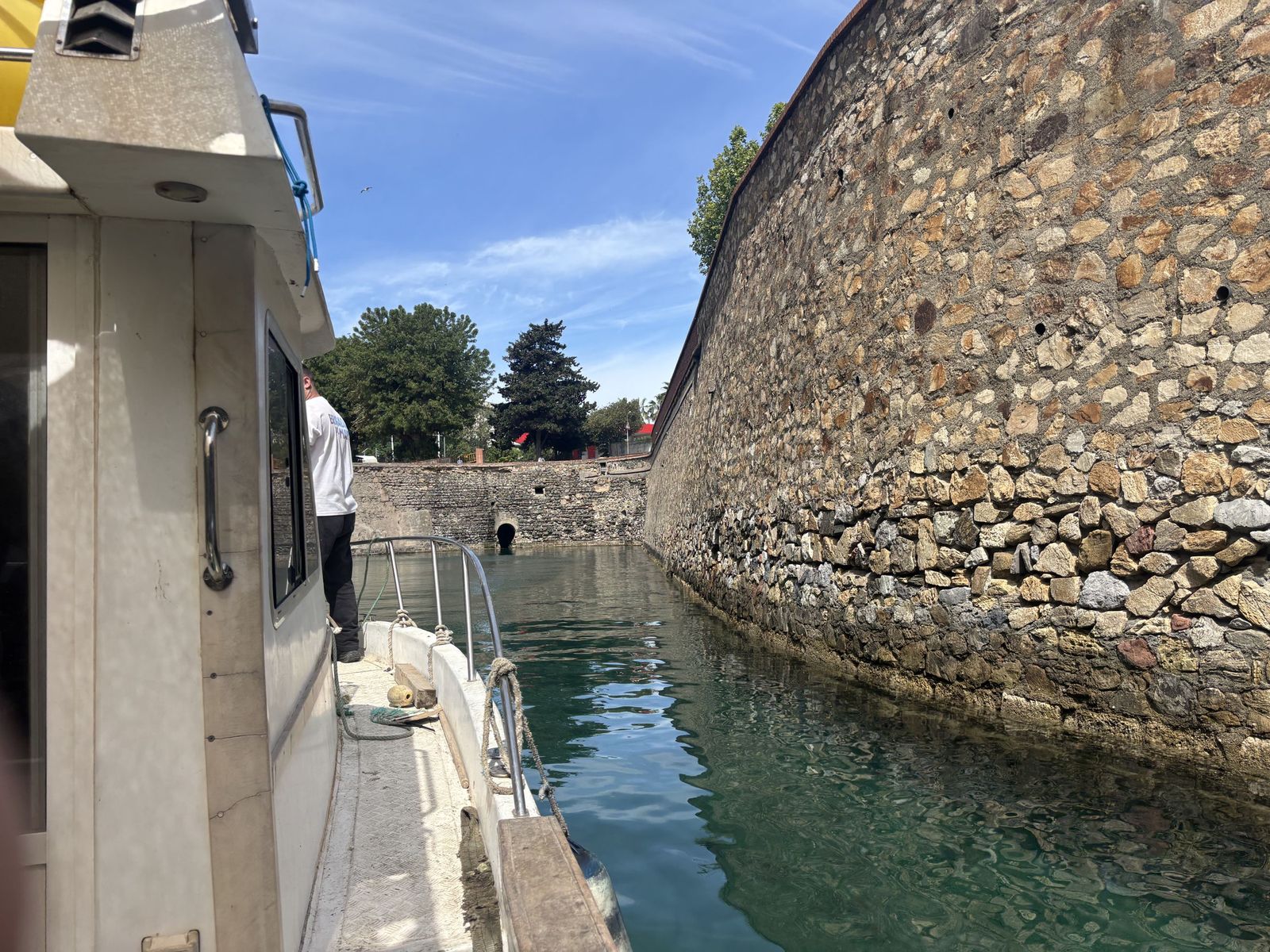 Ceuta blinda sus playas contra las medusas: el trabajo invisible que garantiza un verano seguro en el mar