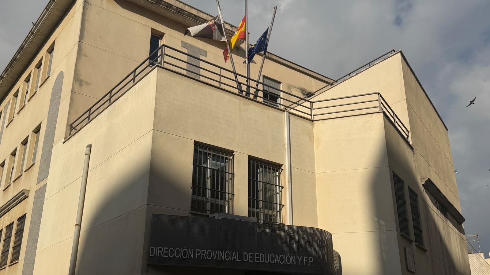 Ceuta muestra su duelo por la tragedia ferroviaria de Toledo con las banderas a media asta