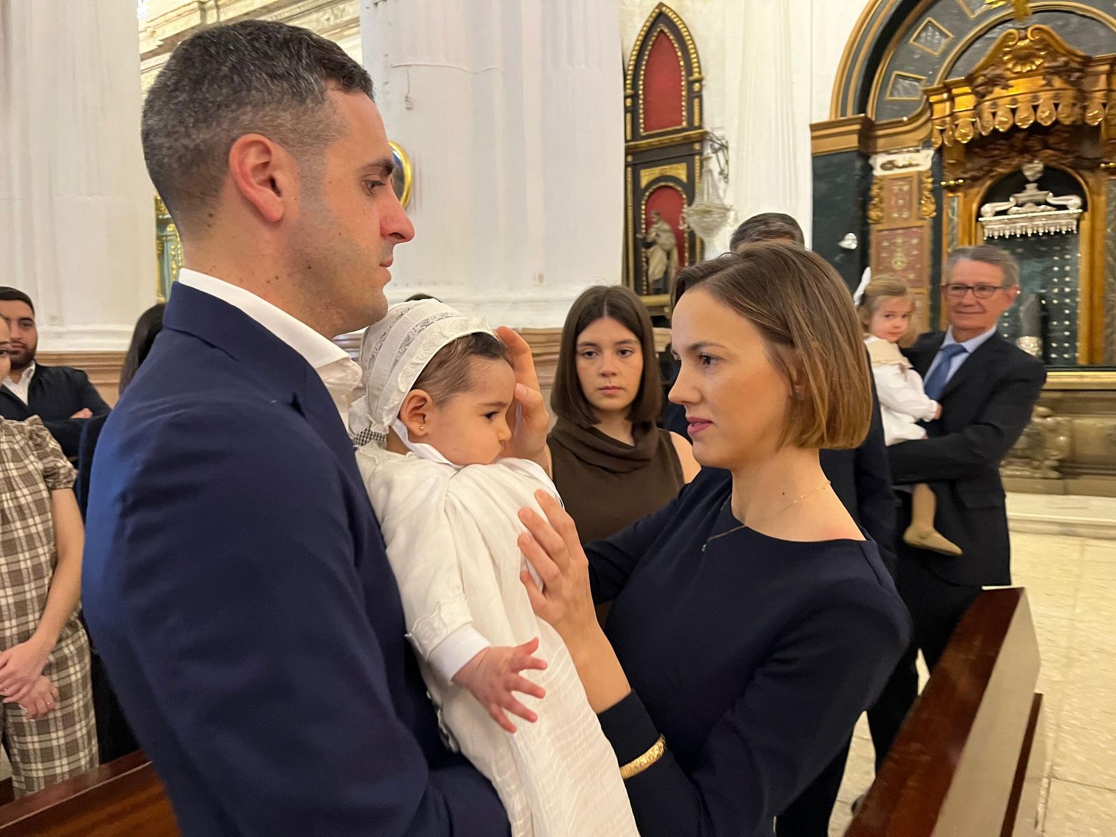 Carmen recibe el Sacramento del Bautismo en el Santuario