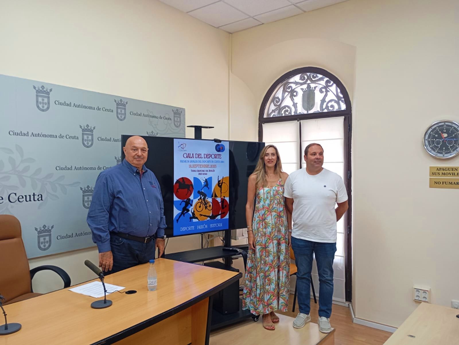 Cecchi, García y Aguilera, con el cartel de la gala / Coronado