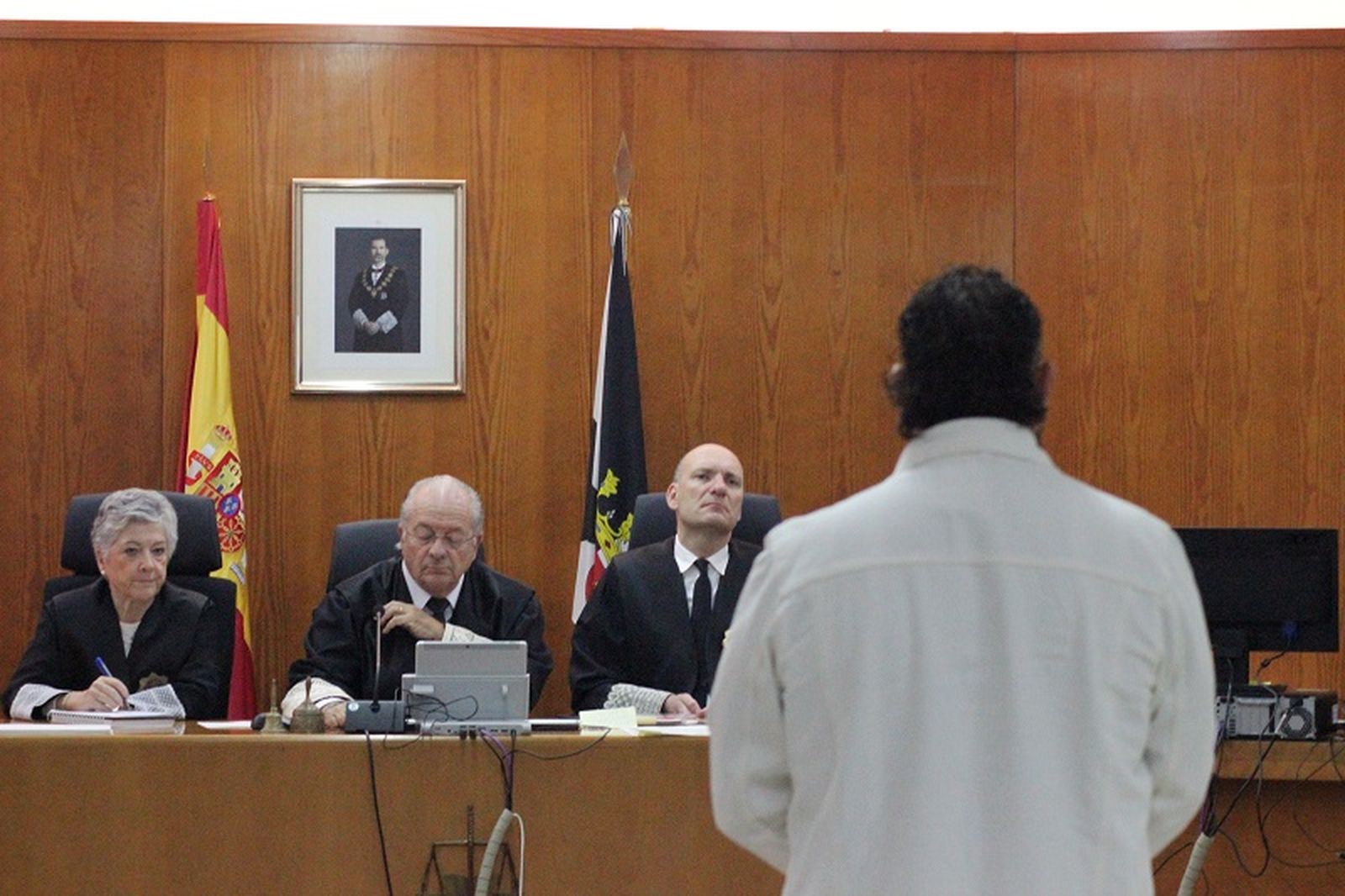 El acusado frente al tribunal. / FOTO S.C.