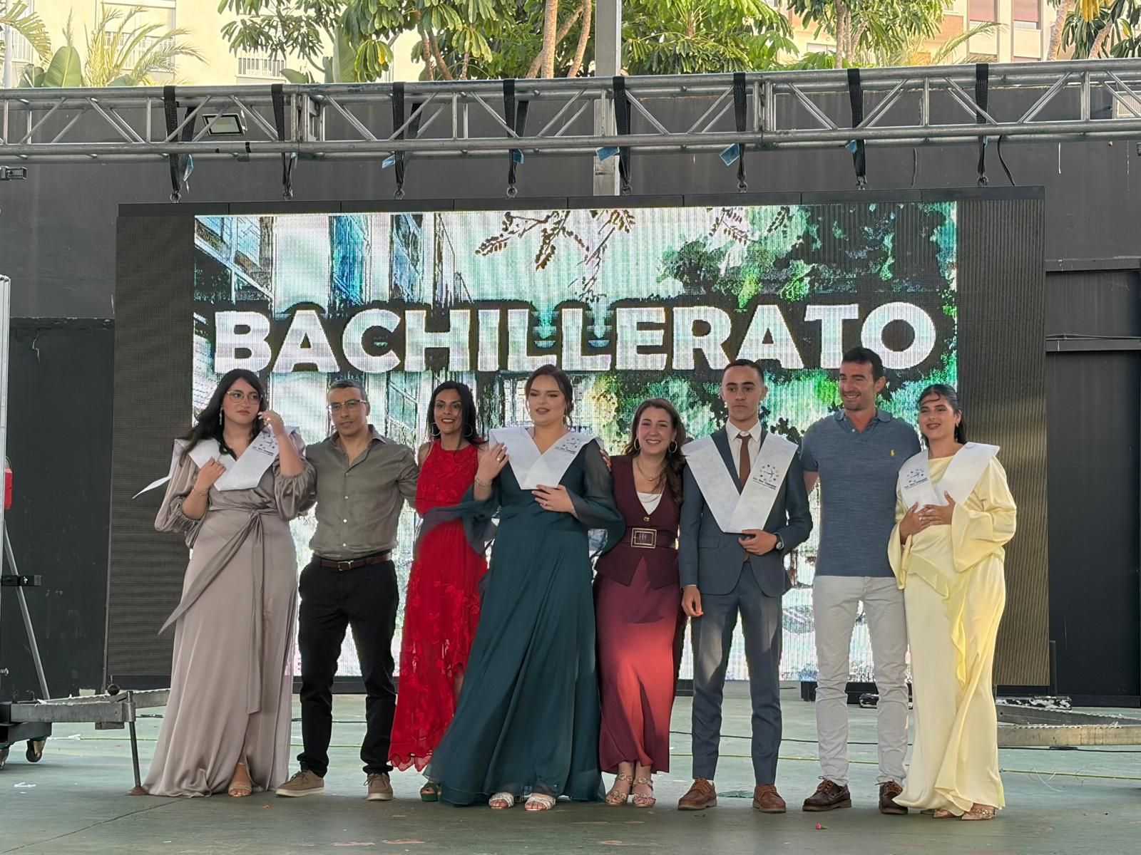 Multitudinaria graduación del Clara Campoamor en el Auditorio de la Marina