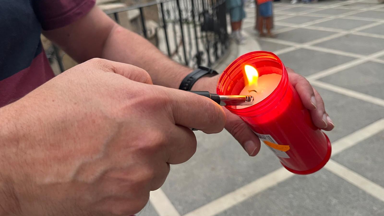 La plaza de África se llena de velas y mensajes de apoyo para Ceuta