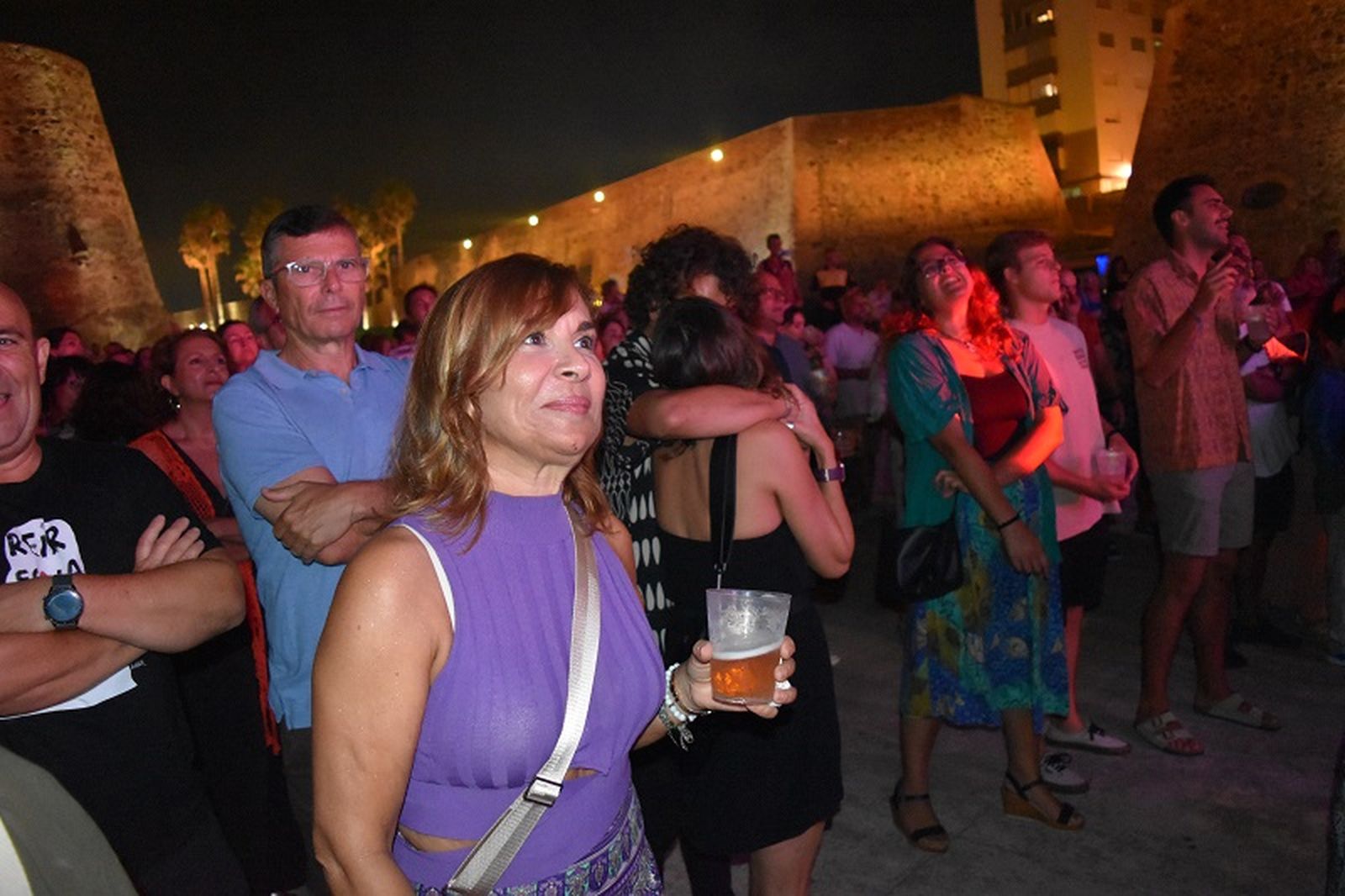 Muchos ceutíes se acercaron a las Murallas Reales para disfrutar del concierto de El Kanka. / FOTO NICOL´S