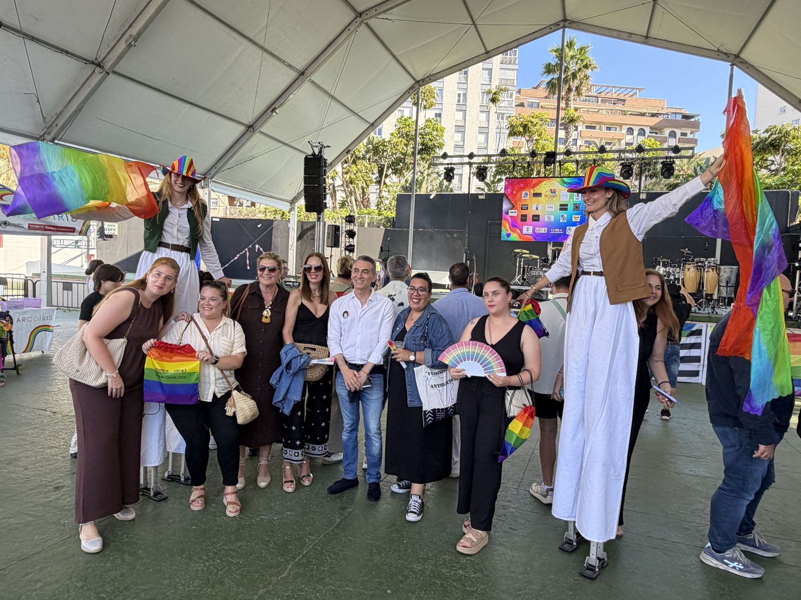 Un grupo de asistentes al Festival posan con el pregonero Sebastián Guerrero