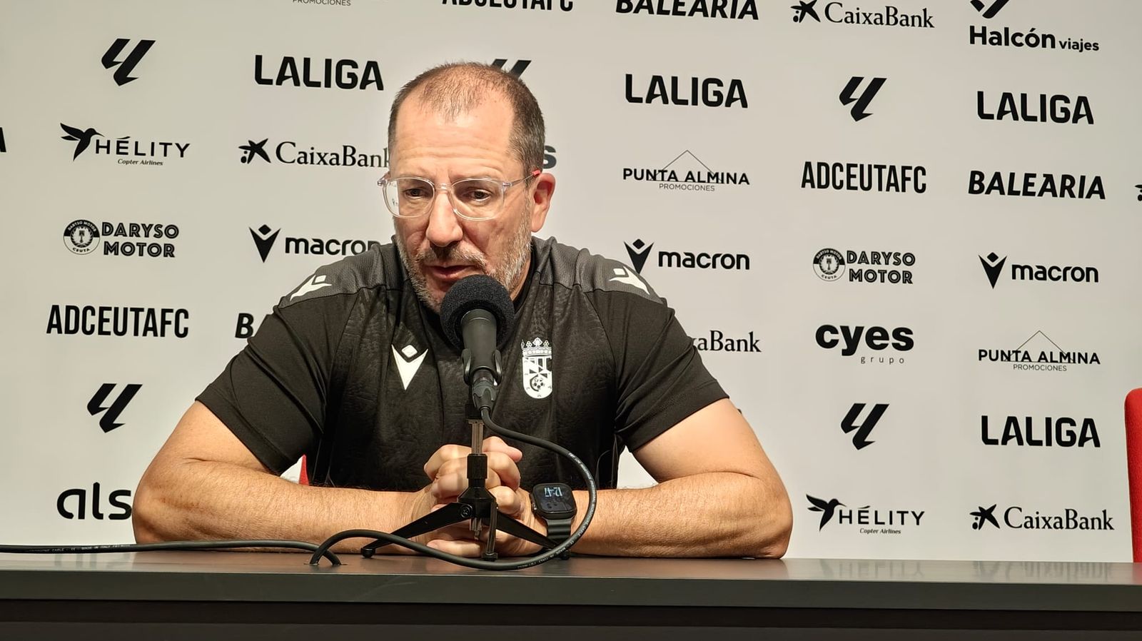 José Juan Romero, técnico de la AD Ceuta FC, durante su comparecencia previa al partido que enfrentará al conjunto caballa ante el Albacete en el Carlos Belmonte este domingo