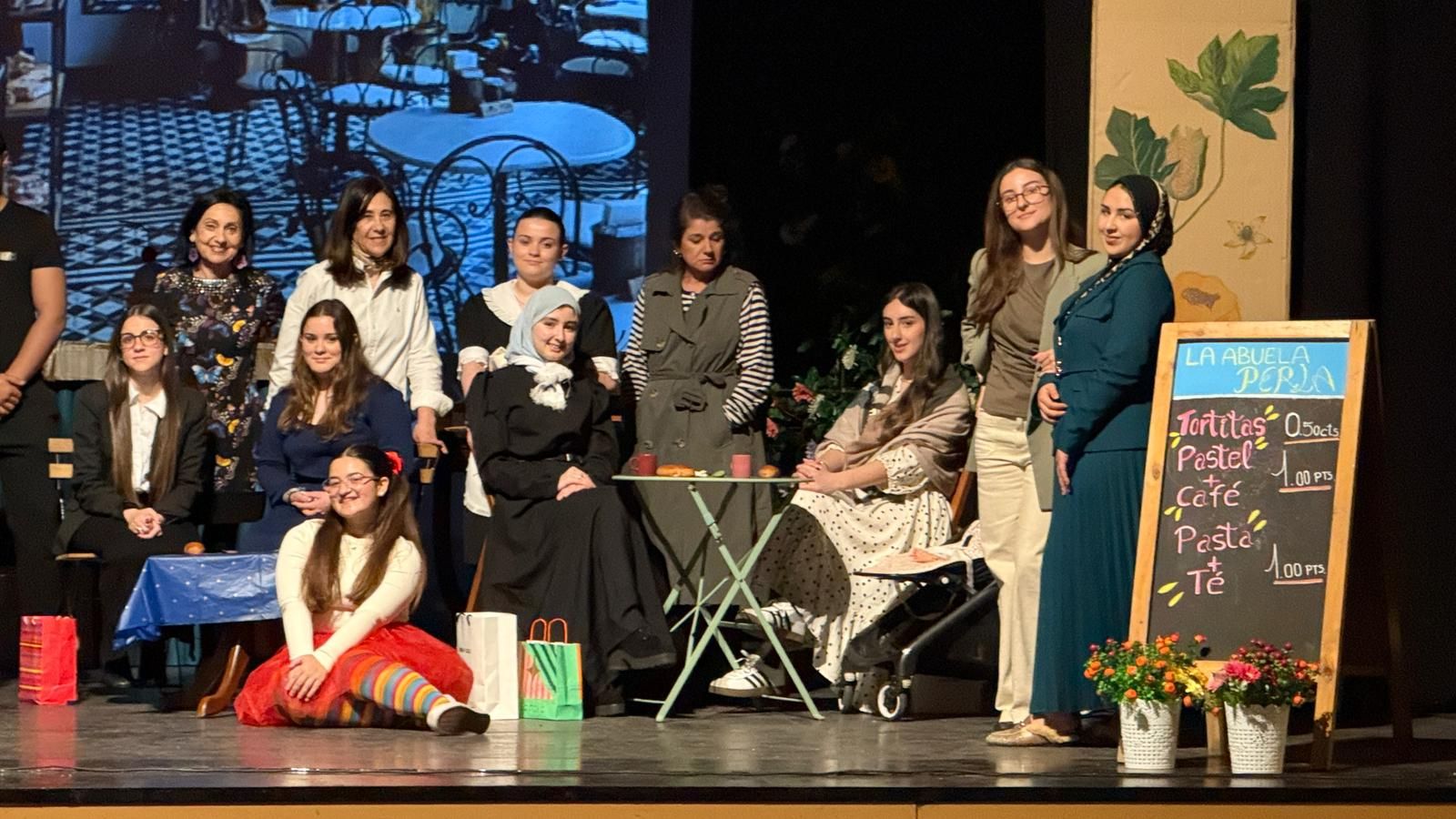 El alumnado de diversificación del IES Siete Colinas posa durante la representación teatral