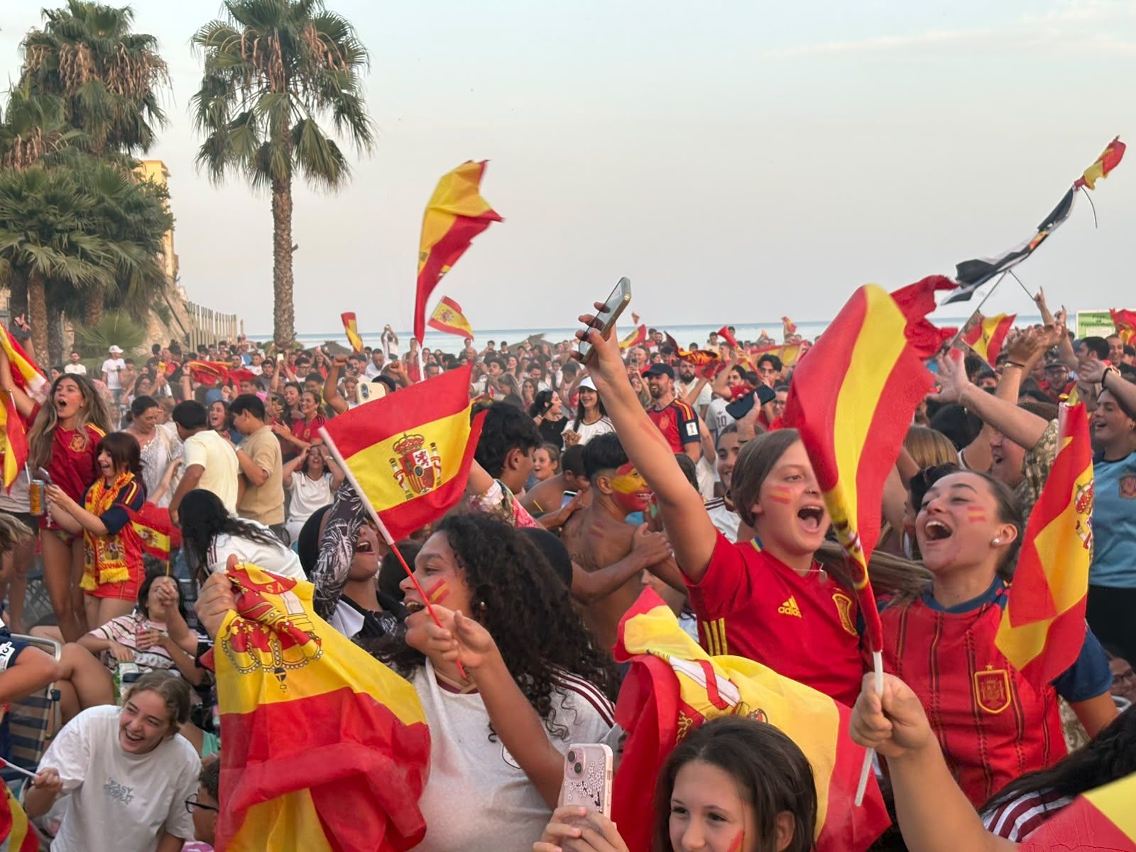 Ceuta se vuelca con España y dibuja de rojo y amarillo La Ribera