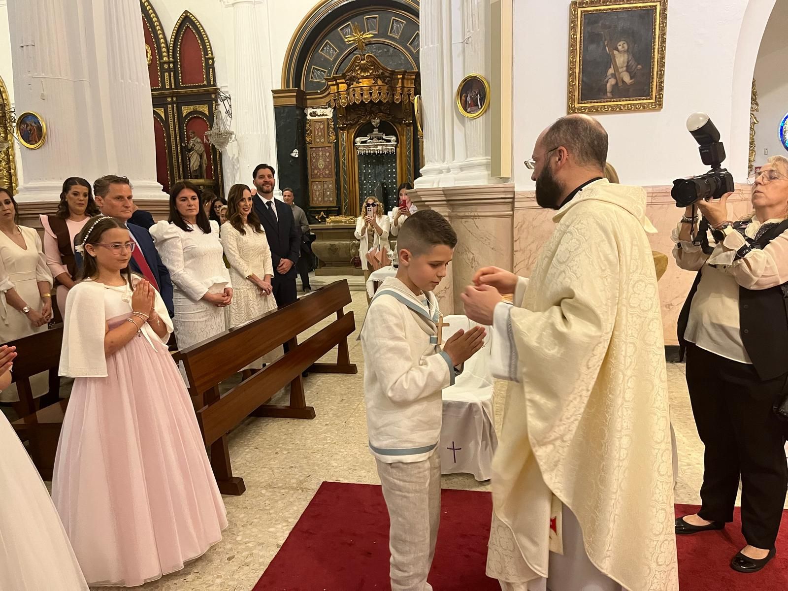 El vicario oficia otras dos comuniones en el Santuario de la Virgen de África