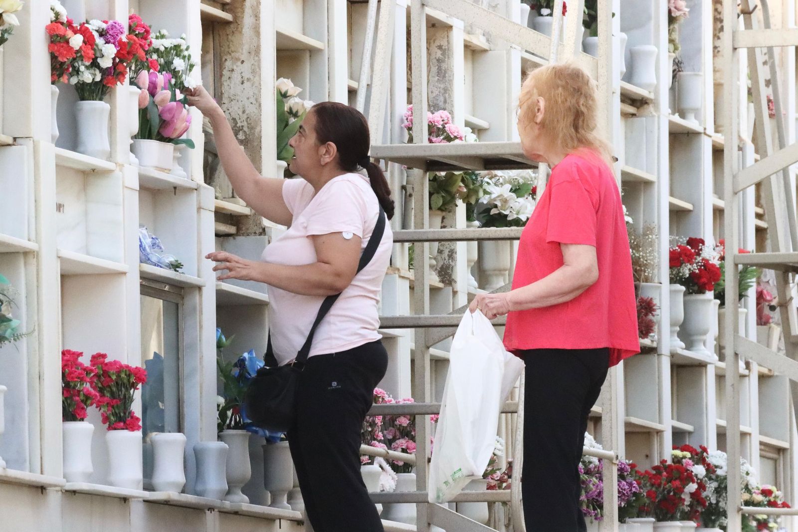 Flores y recuerdo a los difuntos en Santa Catalina Flores y recuerdo a los difuntos en Santa Catalina