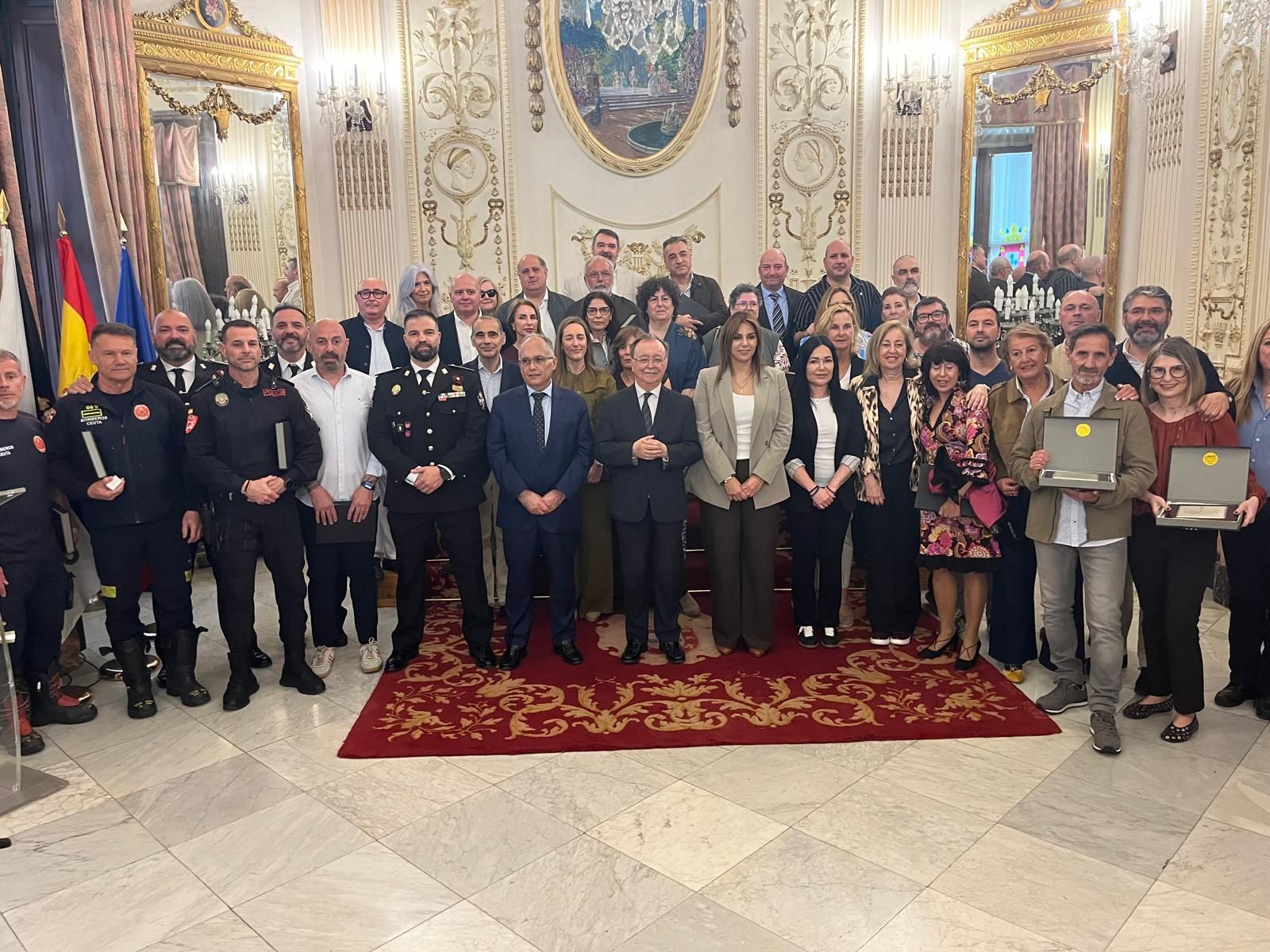 Acto de entrega de reconocimientos por el Día del Funcionario en el Salón del Trono