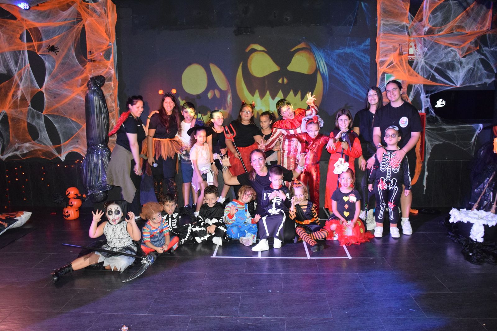 Taller de galletas y de pintura de calabazas por Halloween en la Sala Tamay a cargo de la empresa de eventos Sara Zein