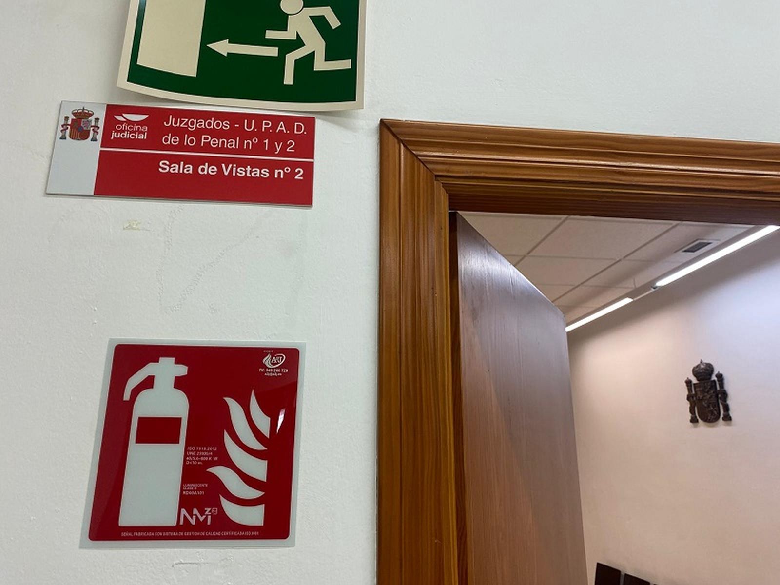 Puerta de la sala de vistas número 2 del Juzgado de lo Penal. / FOTO S.C.