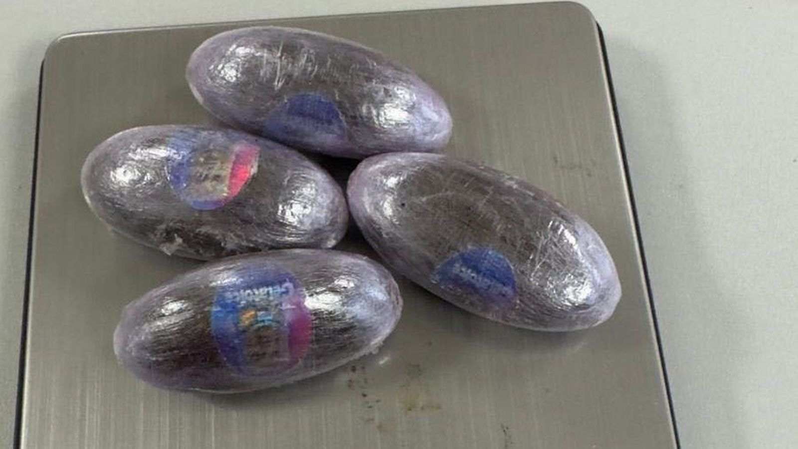 Varias bellotas de hachís encontradas.
