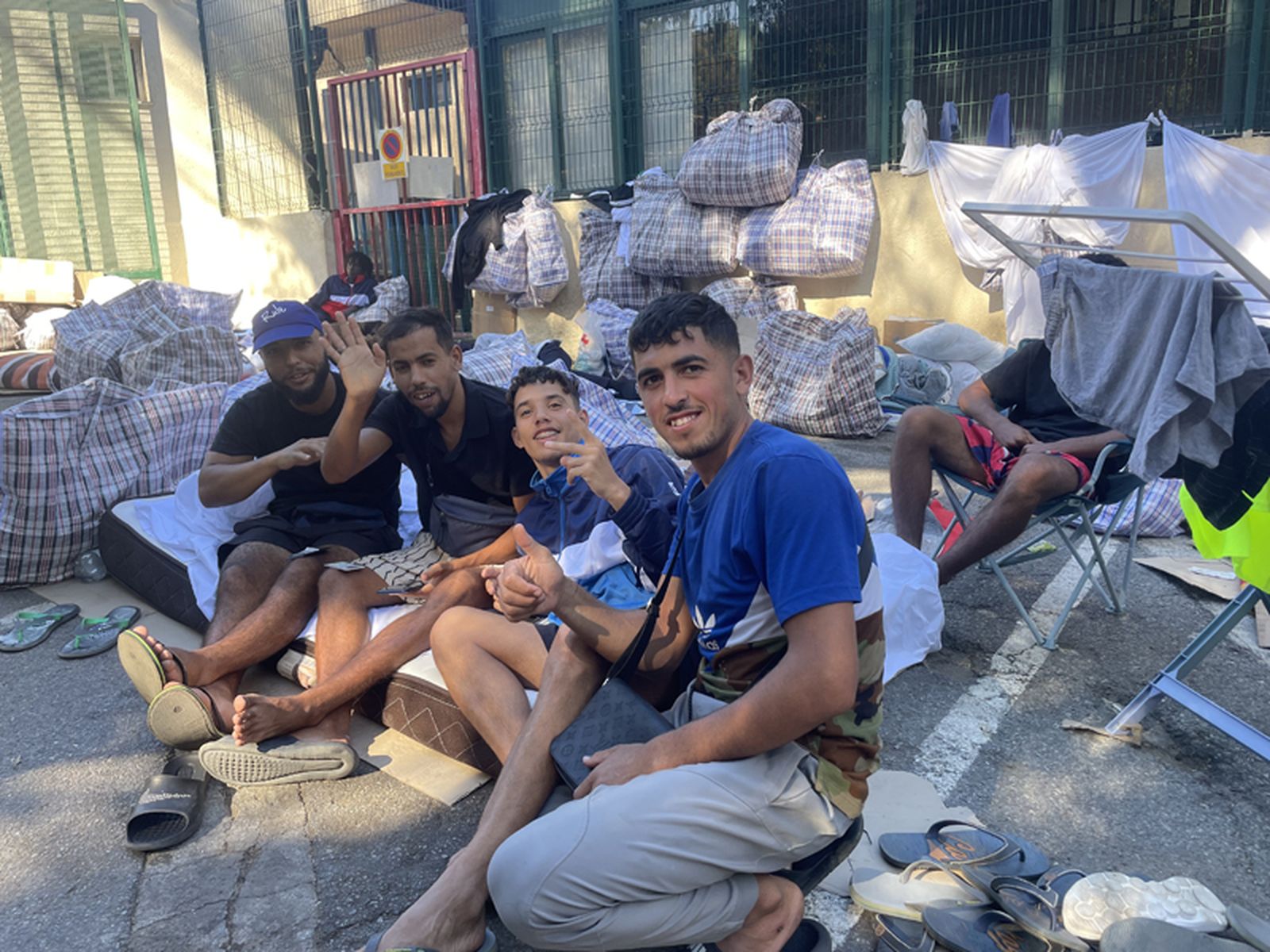 Abderramán, Ayub y Mohamed posan a las puertas del CETI. / FOTO REDUAN