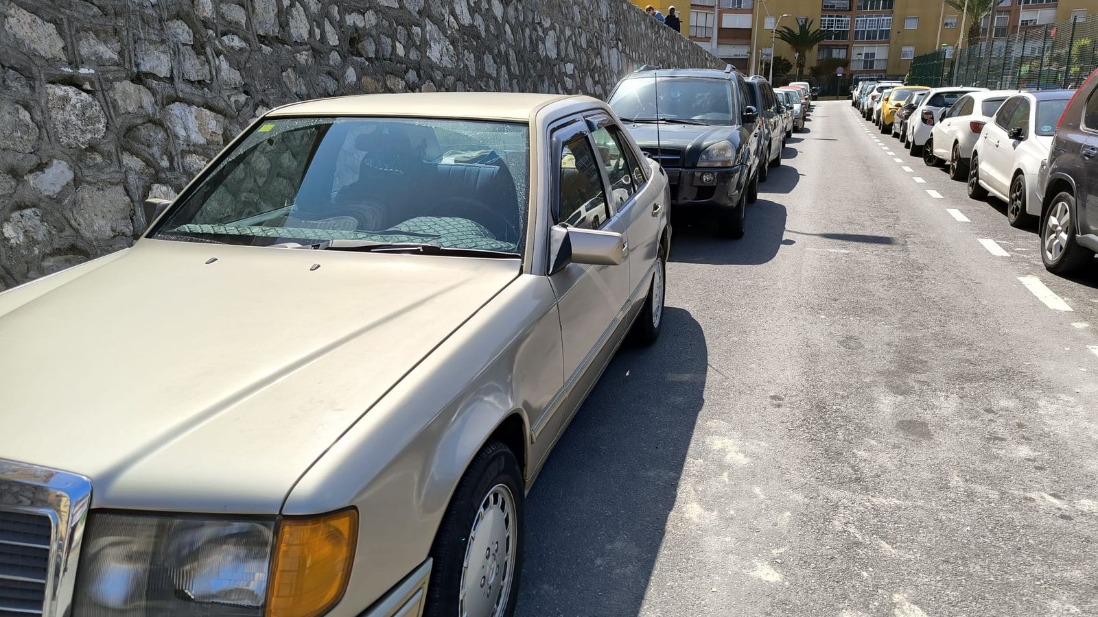 Vehículos estacionados en una zona donde está prohibido.