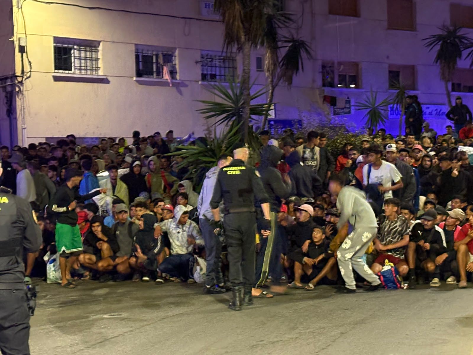 Comienza el traslado de los migrantes de Benítez y el Trampolín al centro temporal del puerto
