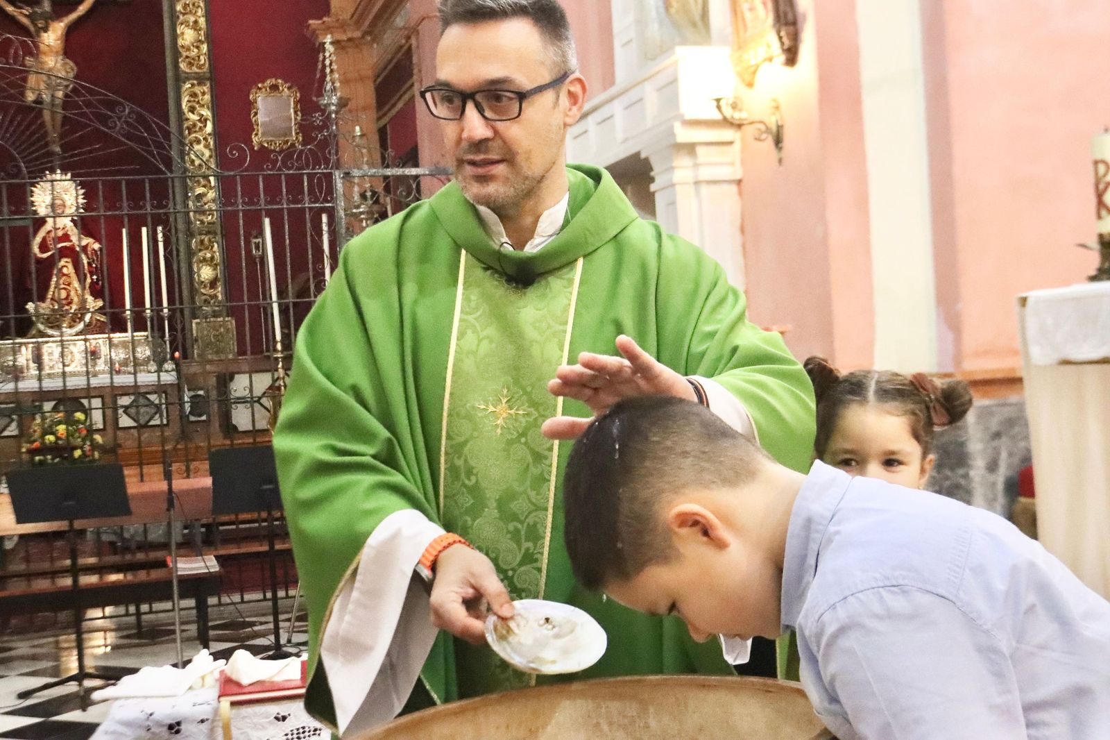 Dylan y Daira reciben el Sacramento del bautismo