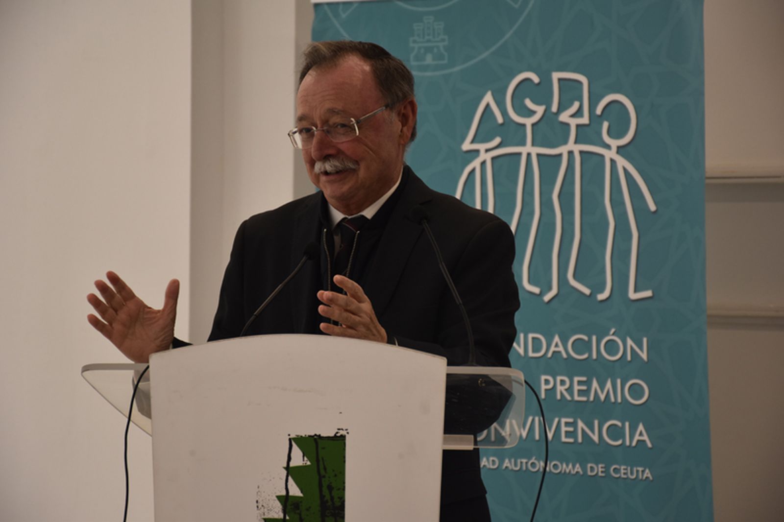El presidente Juan Vivas durante el discurso ofrecido este martes por la inauguración de la exposición de Radio Ceuta. / FOTO G.S.
