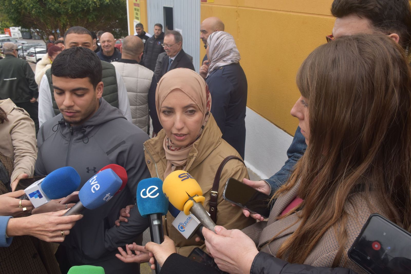 Fatima Hamed este jueves con Mustafa Buyema, el hermano de Ilias.