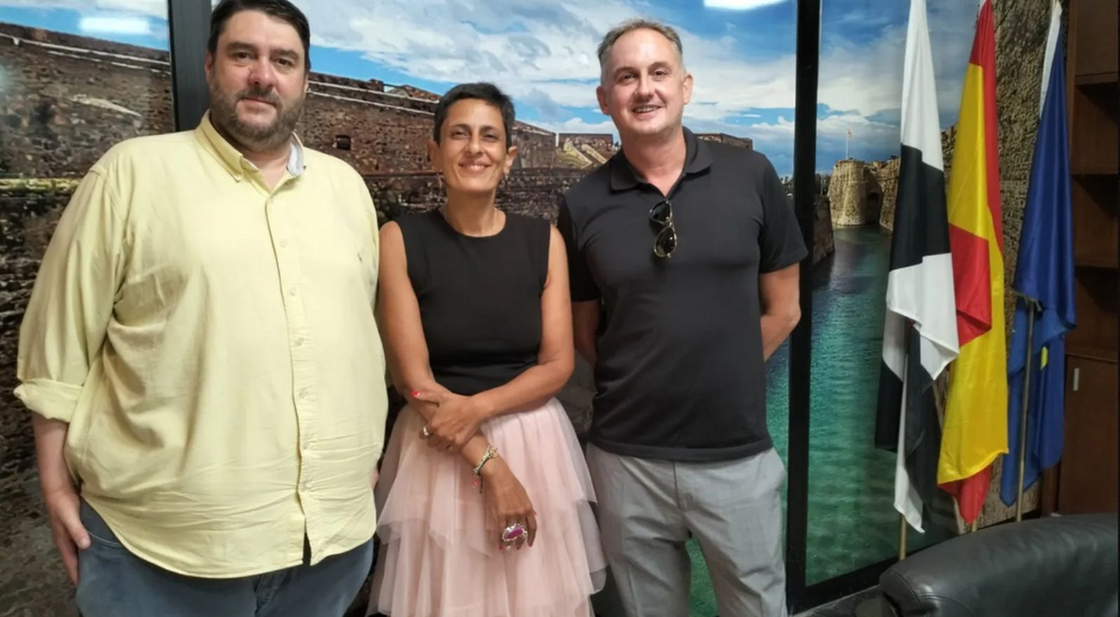 El director de la Fundación, José Luis Dessy, la consejera Kissy Chandiramani y el representante ceutí en el patronato de la entidad, Juan Manuel de la Torre