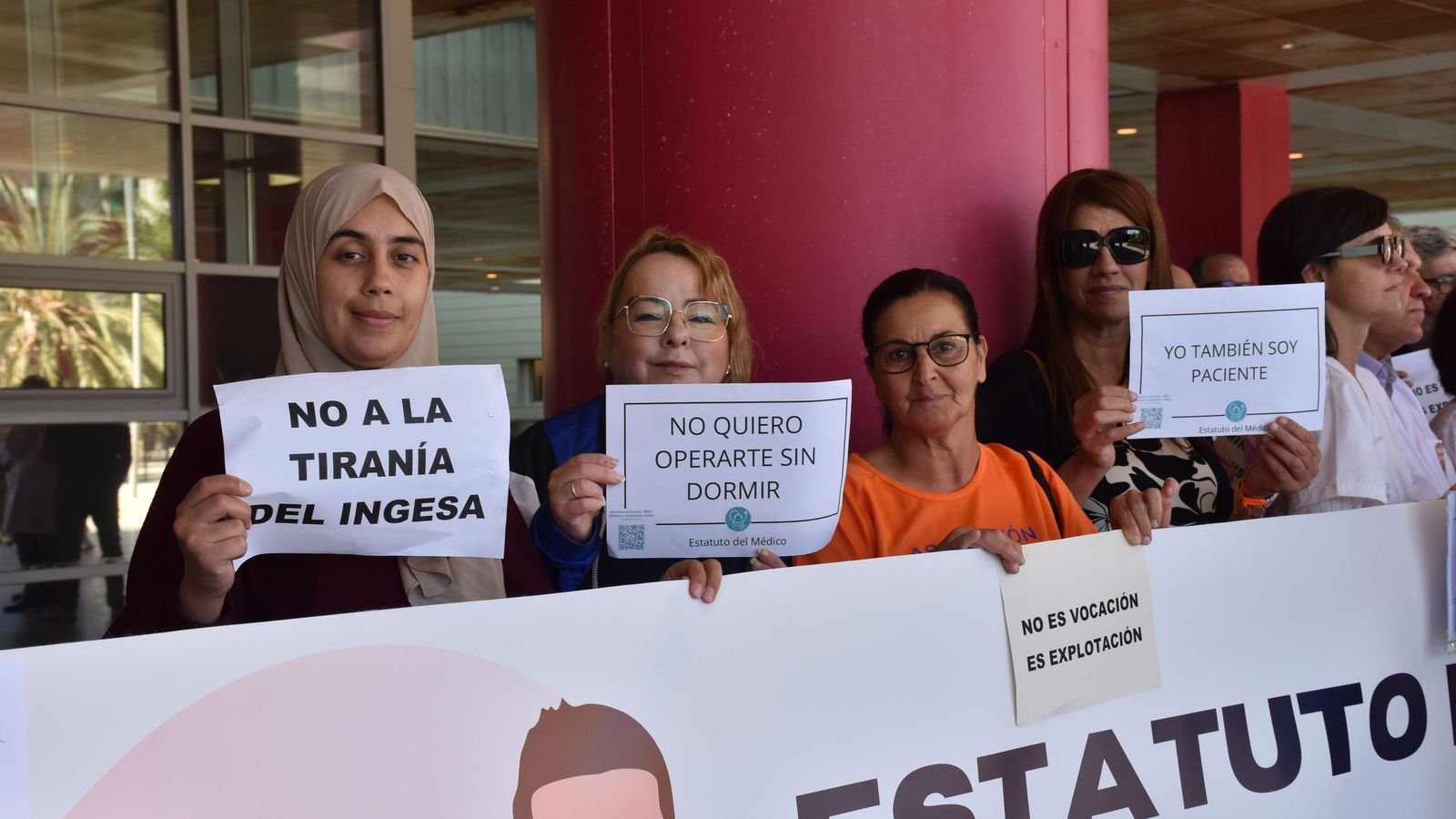 Miembros de la Asociación TDAH Ceuta durante la concentración de médicos del HUCE por la cuarta semana de huelga nacional