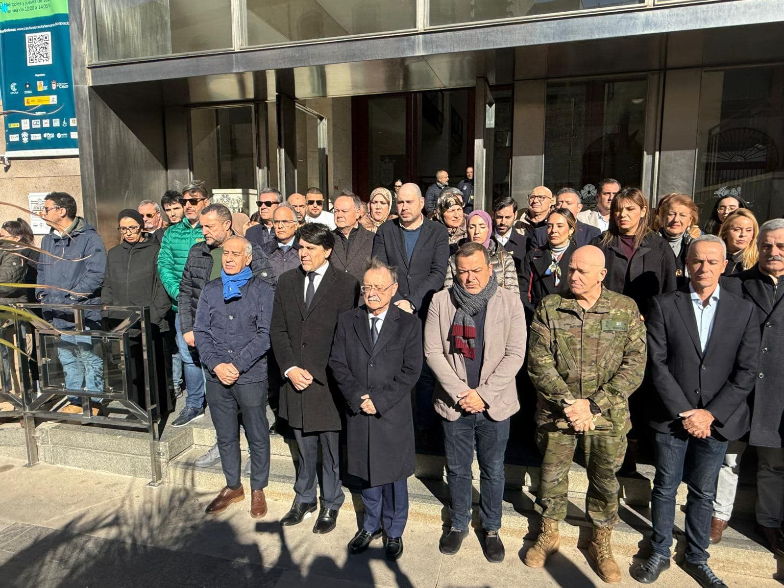 Autoridades civiles y militares durante el minuto de silencio guardado por la tragedia ferroviaria de Córdoba.